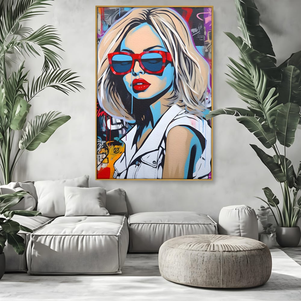 Tablou canvas cu tablou canvas portret pop art femeie cu ochelari, in rama de aluminiu auriu, pe perete intr-un living
